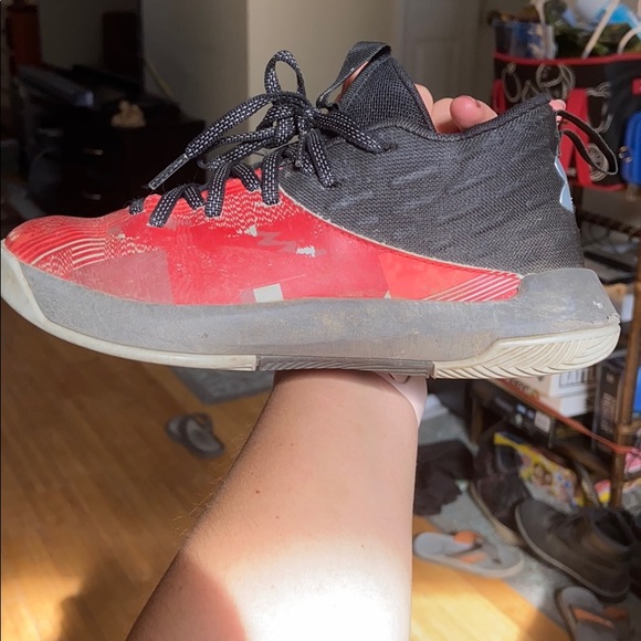 Under armor boys shoes - Picture 2 of 4